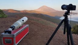 Với ống tele kính siêu khủng này, ngắm trăng ở trái đất mà cứ như đang ở một hành tinh khác