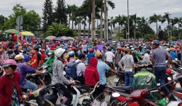 Hàng nghìn người tụ tập trước cổng KCN ở Sài Gòn, thiếu tướng Phan Anh Minh có mặt tại hiện trường