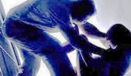 Anh họ hiếp dâm bé gái 12 tuổi tại nhà