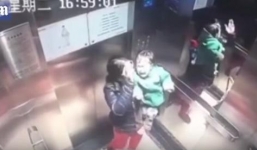 Clip em bé 1 tuổi bị bảo mẫu không ngừng đấm vào bụng trong thang máy