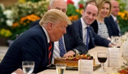 Tổng thống Trump nhận bánh sinh nhật sớm trước Thượng đỉnh Mỹ-Triều