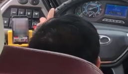 Dân mạng bức xúc truy lùng tài xế vừa lái xe chở hơn 30 khách vừa xem phim nhạy cảm