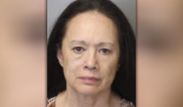 Người đi đường phát hiện một chiếc xe ngừng lại, ngay khi thấy đứa trẻ bước ra từ cốp xe liền báo cảnh sát