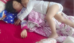 Khoảnh khắc 3 giờ sáng, hai con 'trứng gà' 'trứng vịt' nằm  ôm nhau ngủ khiến trái tim ông bố đi làm về muộn tan chảy