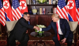 Nhiều lần bắt tay, ông Trump đều là người chủ động mời ông Kim nắm lấy tay mình