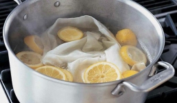 Mẹ luộc áo trắng với quả chanh trên bếp trong sự ngỡ ngàng của con gái và kết quả khiến con bất ngờ