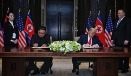 Ông Kim Jong-un không dùng bút có sẵn mà dùng bút em gái đưa để kí thỏa thuận