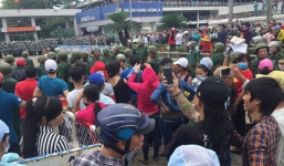 Vụ đám đông tụ tập trước cổng KCN ở Sài Gòn: Nhiều đối tượng đe dọa, ép công nhân gây rối