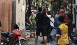 Hà Nội: Nghi vấn do ghen tuông vì bạn thân nhắn tin với chồng mình, 2 cô gái lao vào đánh nhau giữa phố cổ