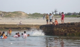 Dạo chơi tắm biển, 1 du khách tử vong ở Hang Câu