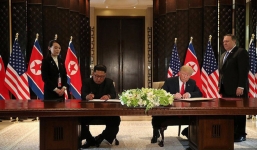 Hé lộ lý do ông Kim dùng bút của em gái để ký thỏa thuận chung