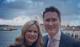 Trở về nhà ngửi mùi thối, cặp vợ chồng nghĩ do hoa héo nhưng mở phòng tắm phát hiện điều vô cùng kinh khủng