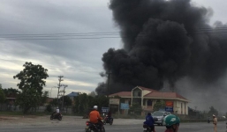 Cháy lớn tại nhà xưởng, cột khói đen bốc cao hàng trăm mét