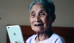 Cụ bà 93 tuổi lần đầu nhìn mình qua camera điện thoại: 'Giống đấy, nhưng mặt hơi gầy, mắt hơi sâu một chút'