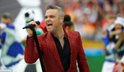 Robbie Williams 'đốt nóng' sân vận động, khai mạc World Cup 2018