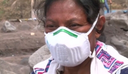 Một mình tìm 50 người thân bị núi lửa chôn vùi