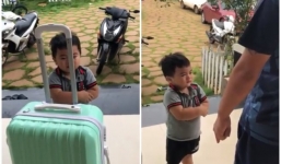 Clip: Cậu bé vừa nức nở khóc vừa thu dọn quần áo vào vali, đòi lên xe ô tô về nhà ngoại khi bị ba mắng vì quậy phá