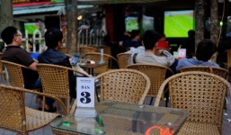 Sát giờ khai mạc World Cup 2018, dân buôn “đỏ mắt” tìm vỉa hè mở quán xem bóng đá