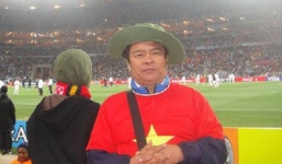 Đại gia Việt mang vải thiều, tiền lẻ và cúp vàng Bát Tràng sang Nga xem World Cup 2018