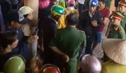 Đang thi hành công vụ, trưởng công an xã bị tạt nước phân lợn