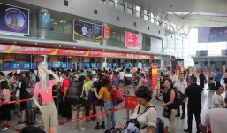 Hành khách ném điện thoại làm rách mí mắt nhân viên hàng không bị cấm bay 1 năm