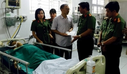 Khám nhà nghi can buôn ma túy, một cảnh sát bị đâm thấu ngực