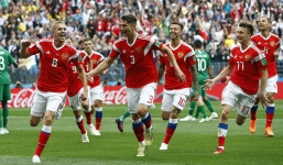 Chủ nhà tái hiện đội tuyển Liên Xô thời huy hoàng, Tổng thống Putin nở nụ cười mãn nguyện