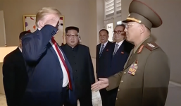 Chuyên gia 'giải mã' kiểu chào nhà binh gây tranh cãi của Tổng thống Trump