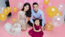 Nữ cơ trưởng Huỳnh Lý Đông Phương khoe ảnh con gái sau gần 2 năm kết hôn
