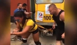 Hy hữu: Cô gái kéo toa điện nặng 22 tấn với 50 người ngồi bên trong