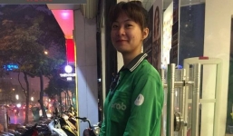 Anh Grab số hưởng nhất năm: Cho cô gái mượn áo che mưa, mấy hôm sau được nàng nhắn tin hẹn hò