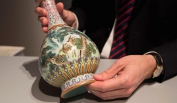 Phát hiện bình cổ trị giá 432 tỷ đồng trong hộp đựng giày