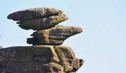 Tác phẩm điêu khắc tự nhiên 320 triệu năm tuổi tại Anh vừa bị 5 thanh niên phá hủy... cho vui