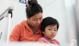 Gánh nặng lên đôi vai người phụ nữ nuôi chồng và con gái bị liệt: 'Muốn dồn hết để lo cho con nhưng còn gì nữa đâu mà dồn'