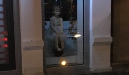 Nóng trên mạng: Con ma nơ canh ngồi nhìn ra đường đầy kỳ quái khiến cả người đi qua lẫn dân mạng đều hết hồn