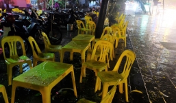 Khai mạc World Cup 2018: Quán vỉa hè 'thất thủ' vì cơn mưa tầm tã