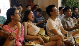 Dân Sài Gòn kéo nhau ra quán cà phê, quán nhậu vừa uống bia vừa xem World Cup 2018