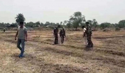 Chồng bị trói vào cây chứng kiến cảnh vợ và con gái bị cưỡng hiếp