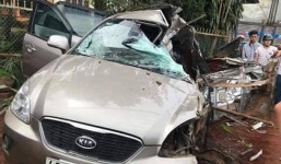 'Xế hộp' va chạm với xe tải, 5 người thương vong