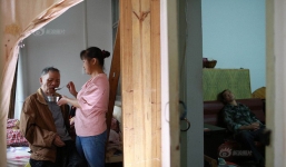 Chuyện cổ tích giữa đời thường: Một vợ hai chồng, chồng mới chăm sóc cho chồng cũ của vợ như anh em ruột thịt