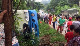Xe tải tông xe khách lật ngửa, 3 người bị thương