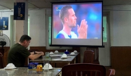 Người đàn ông ngoại quốc trong quán bia hơi Hà Nội và màn cổ vũ Iceland hút nghìn like