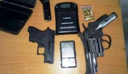 Bắt kẻ trốn truy nã đặc biệt luôn đi ngủ với 2 khẩu súng bên cạnh