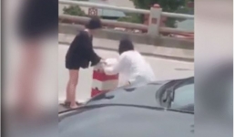 Hai cô gái liều lĩnh dừng ô tô 'vất vả' di chuyển thành cầu vì...kẹt xe