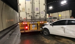 Tai nạn liên hoàn trong hầm Hải Vân, ô tô con dính chặt đuôi container