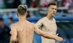 Cởi hết áo quần ném tặng fan, sao Croatia gây choáng ở World Cup
