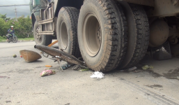 Giải cứu cụ bà 70 tuổi bán vé số nguy kịch vì bị xe ben cuốn vào gầm