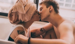 Cái vỗ vai “nên duyên” với cô gái Việt tại Hồ Gươm và lần say rượu ngồi ôm mèo khóc ở nhà bố mẹ vợ tương lai của anh chàng Đức