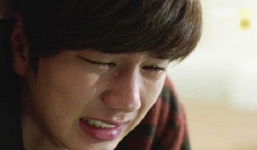 Chồng đi công tác nửa năm, vợ báo bầu 4 tháng, anh chàng “mừng rơi nước mắt” viết đơn ly hôn