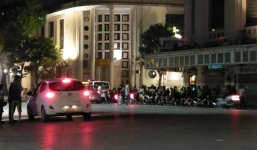 Chạy xe Lead tốc độ cao quanh bờ hồ Hoàn Kiếm cùng một nhóm, hai cô gái thương vong